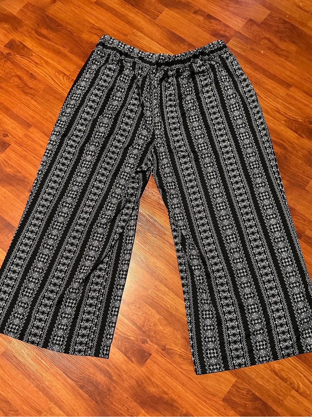 Robert Louis Black & White Wide Leg Printed Pants